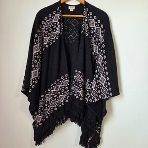 EUC MOSSIMO BLACK WHITE BOHO SOUTHWEST FRINGE PONCHO ONE SIZE